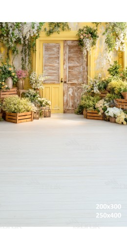 Tło fotograficzne „Żółte rustykalne drzwi wśród wiosennych kwiatów” | E668